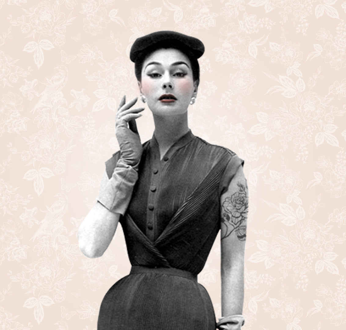 Femme chic et élégante portant un tatouage éphémère au jagua sur le bras droit